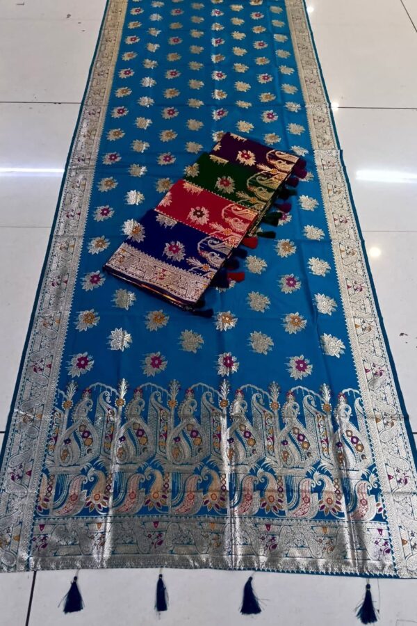 Butti Border Saree With Tassels